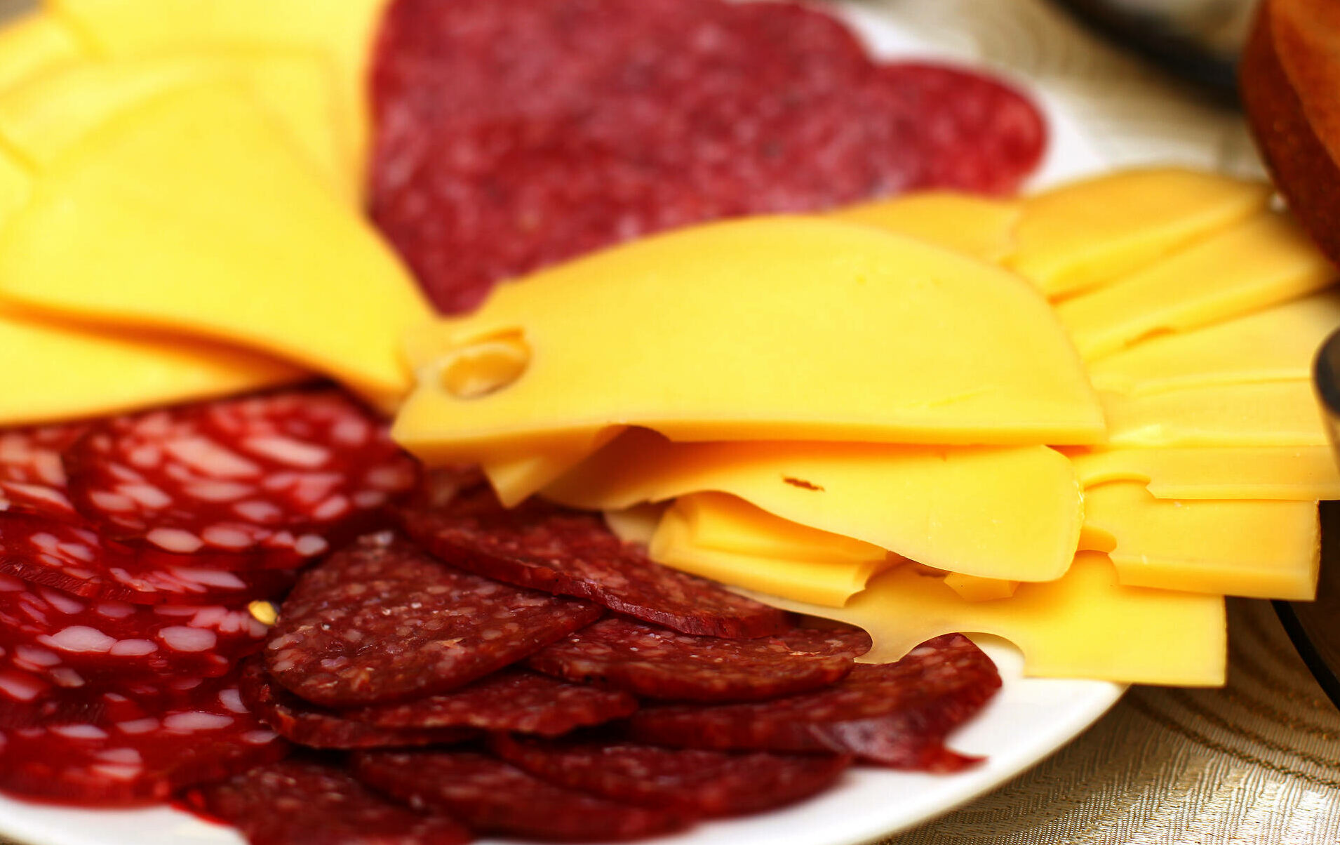 Українські супермаркети змінили ціни на хліб, сир, ковбасу та алкоголь перед святами: де продукти коштують дешевше