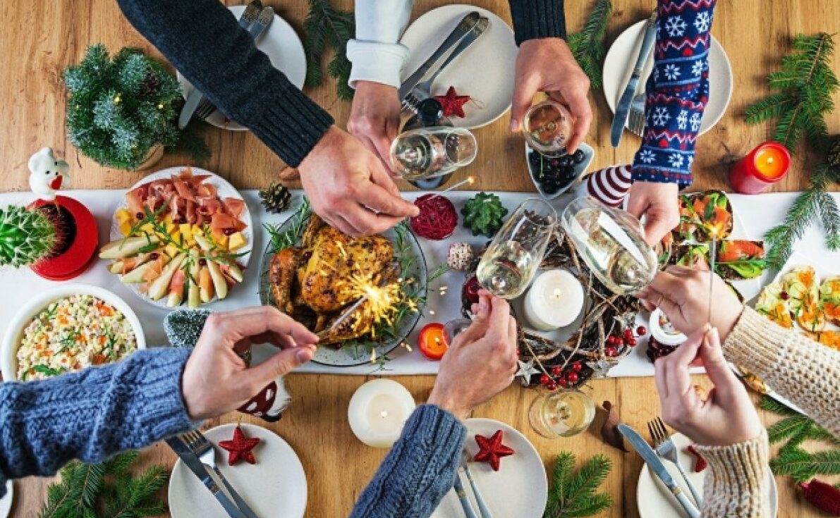 Новорічний стіл подорожчав: у скільки обійдеться Олів'є, Шуба і шампанське українцям у цьому році - today.ua