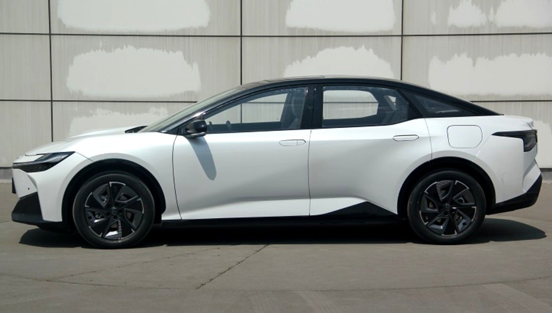 Замість Camry: в Україні з'явився новий електричний седан Toyota