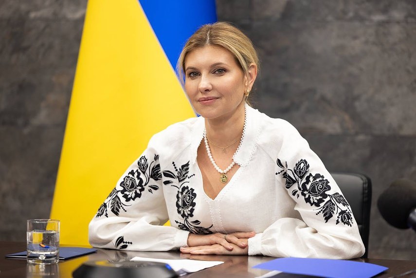 В костюме оверсайз и трендовой обуви: Елена Зеленская выступила перед украденными Россией детьми