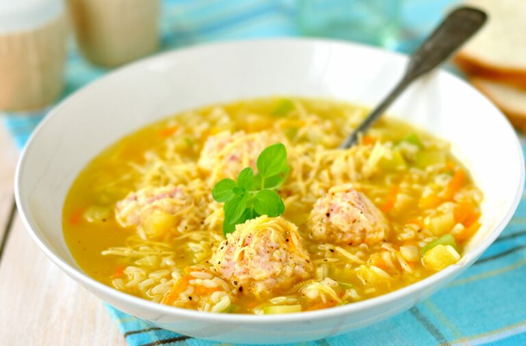 Сирний суп із фрикадельками: швидкий рецепт апетитної першої страви - today.ua