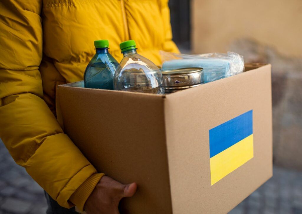 Украинцам предлагают получить гуманитарную помощь по почте: как можно обратиться в фонд