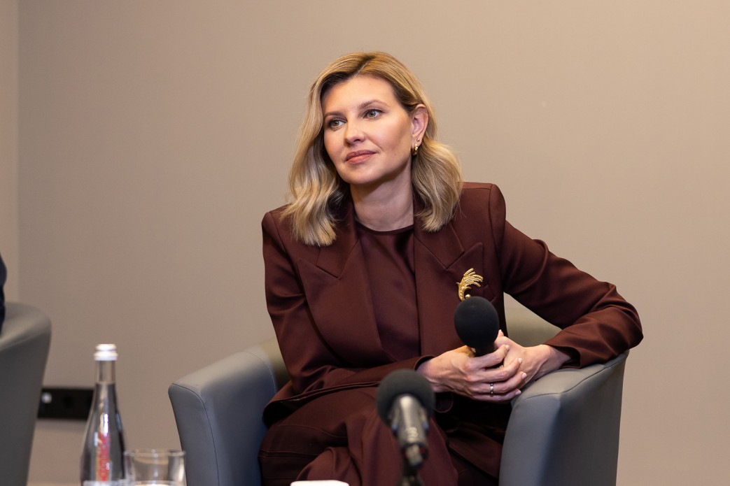 В костюме классических цветов: Елена Зеленская вышла в свет в деловом образе