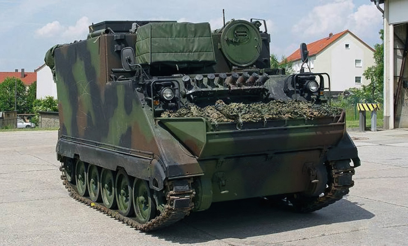 Литва передаст Украине командно-штабные машины M577
