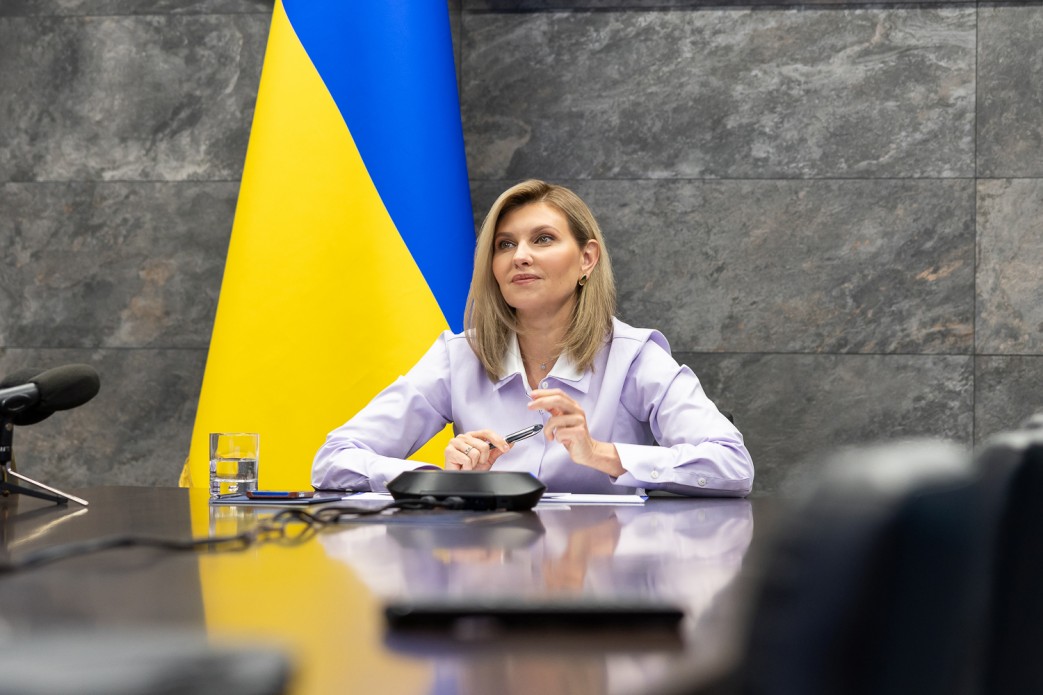 В свитшоте и стеганом жилете: Елена Зеленская передала ключи от нового дома семье переселенцев