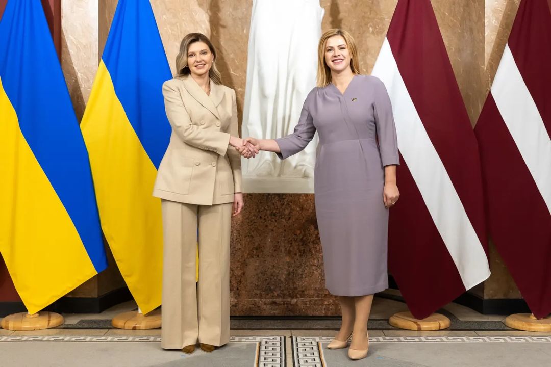 Олена Зеленська прибула до Латвії: перша леді з'явилася у бежевому костюмі з кюлотами та на підборах