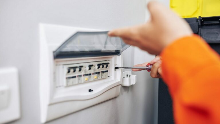 Кража электроэнергии: как проверить, не подключились ли соседи к вашему счетчику - today.ua
