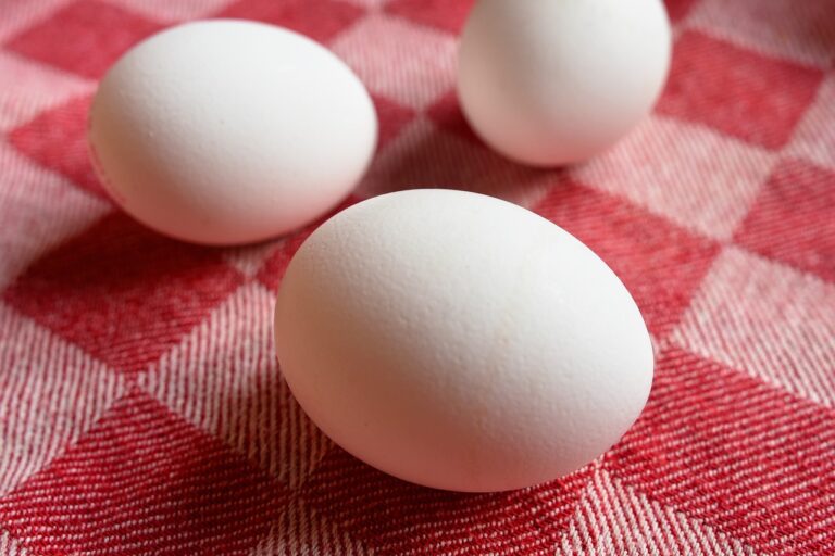 Как очистить несколько вареных яиц за 10 секунд: поможет интересный лайфхак - today.ua