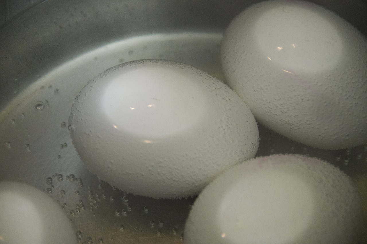 Як очистити кілька варених яєць за 10 секунд: допоможе цікавий лайфхак