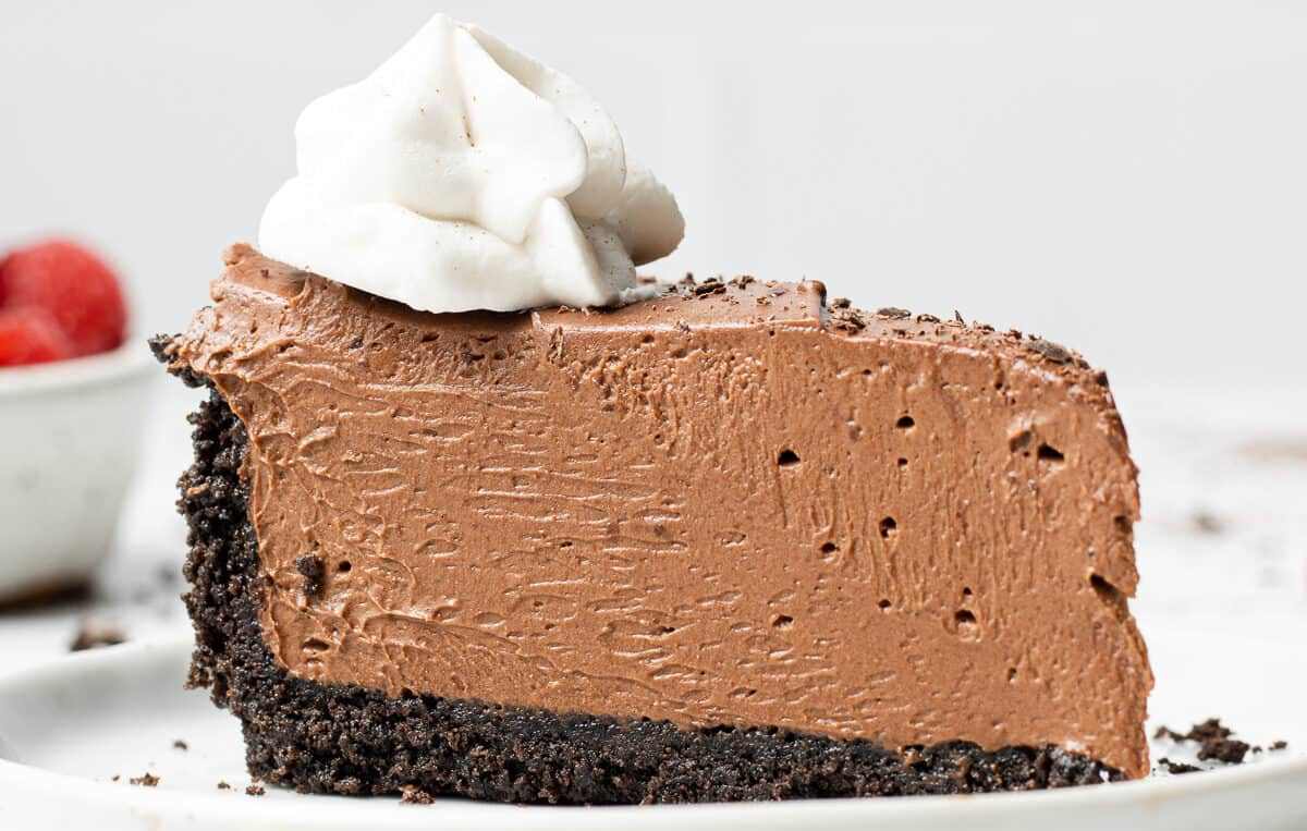 Шоколадний чизкейк без випікання: як приготувати повітряний десерт, що тане в роті