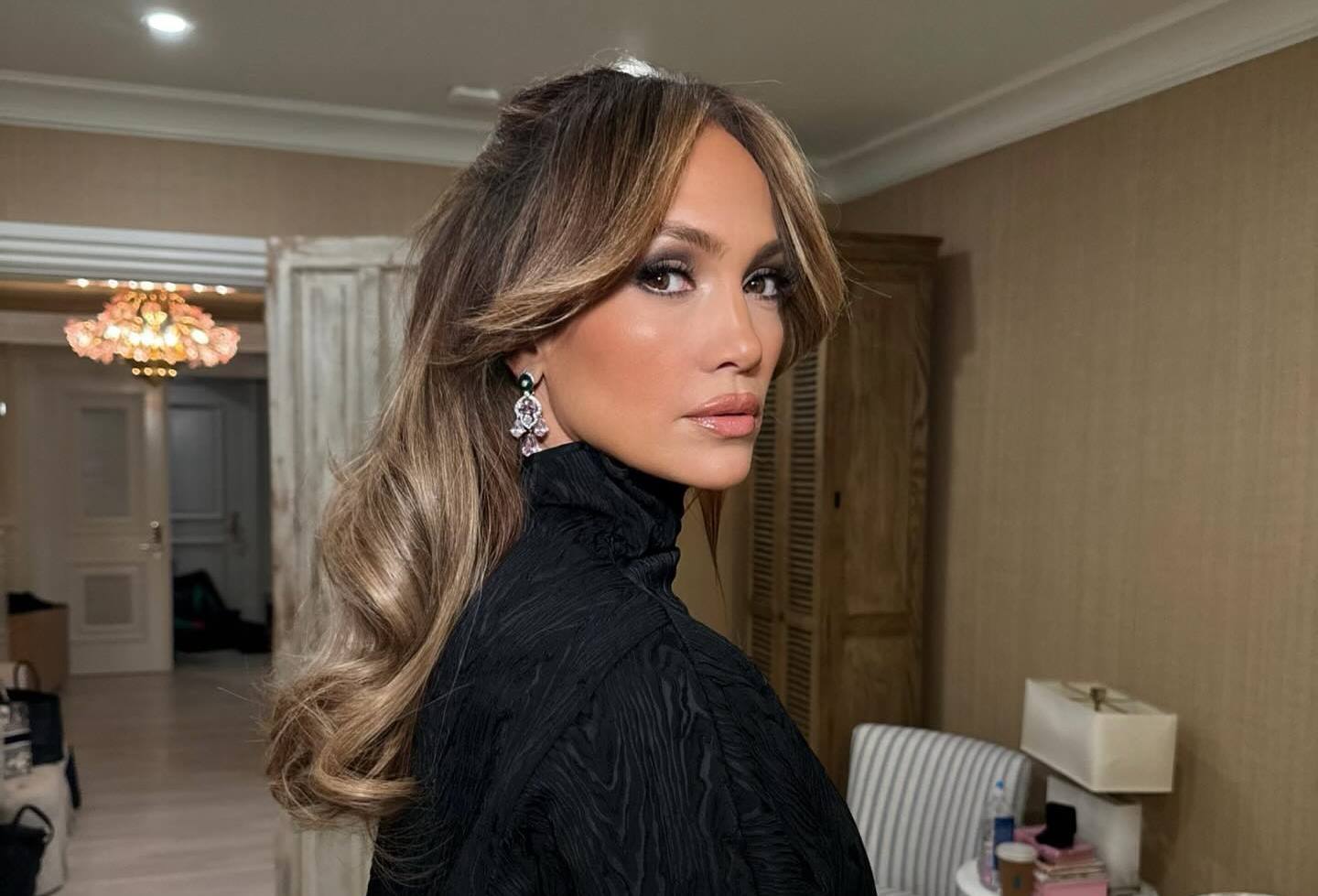 Латинская Барби: Дженнифер Лопес в роскошном розовом платье произвела фурор в Сети - today.ua