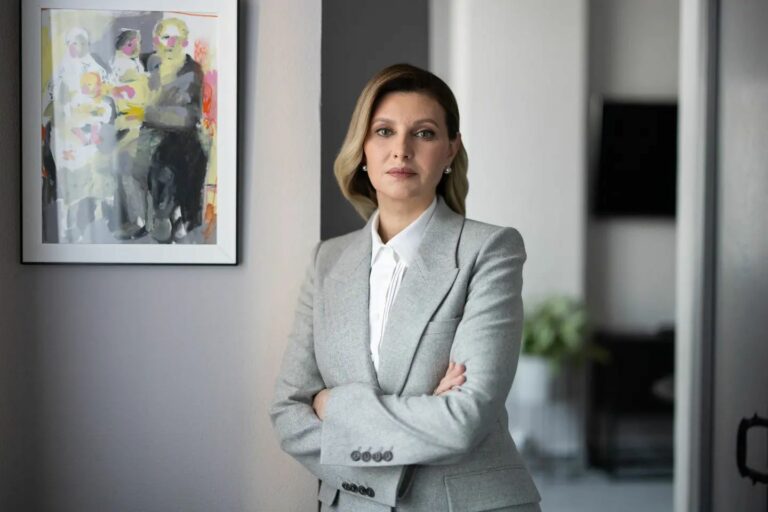 У сірому костюмі та з патріотичним кулоном: Олена Зеленська запустила нову ініціативу - today.ua