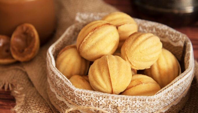 Орешки с вареной сгущенкой: рецепт любимого десерта со вкусом из детства