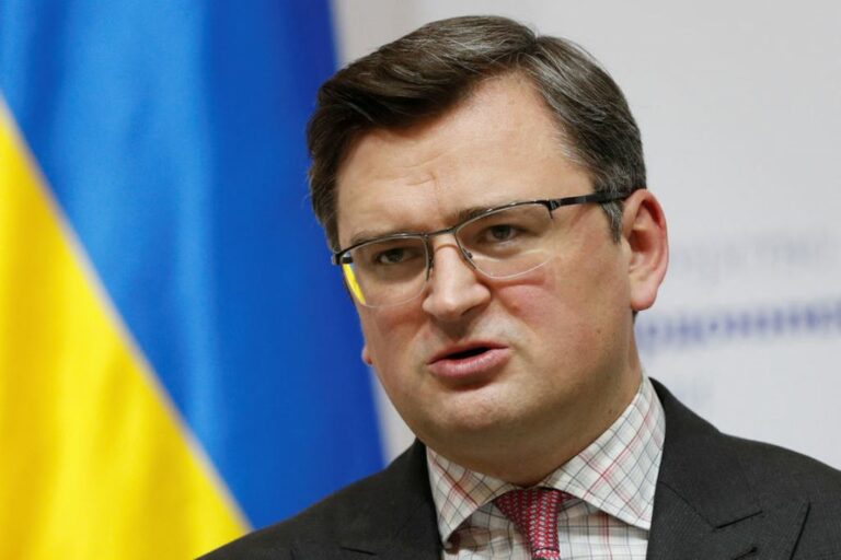 Чоловікам, які втекли за кордон, обмежили послуги у консульствах України: заява Кулеби - today.ua
