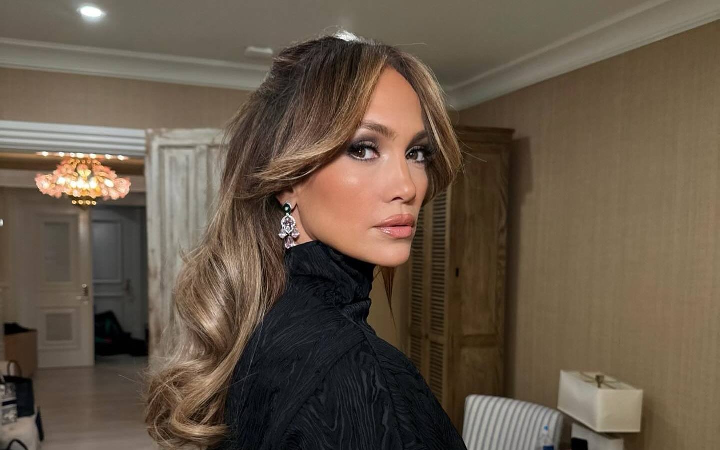 З короткою стрижкою і в пальто з пелюсток троянд: Дженніфер Лопес вийшла в світ у новому образі