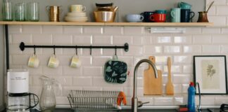 Що не можна виливати в кухонну раковину: продукти, які шкодять сантехниці - today.ua