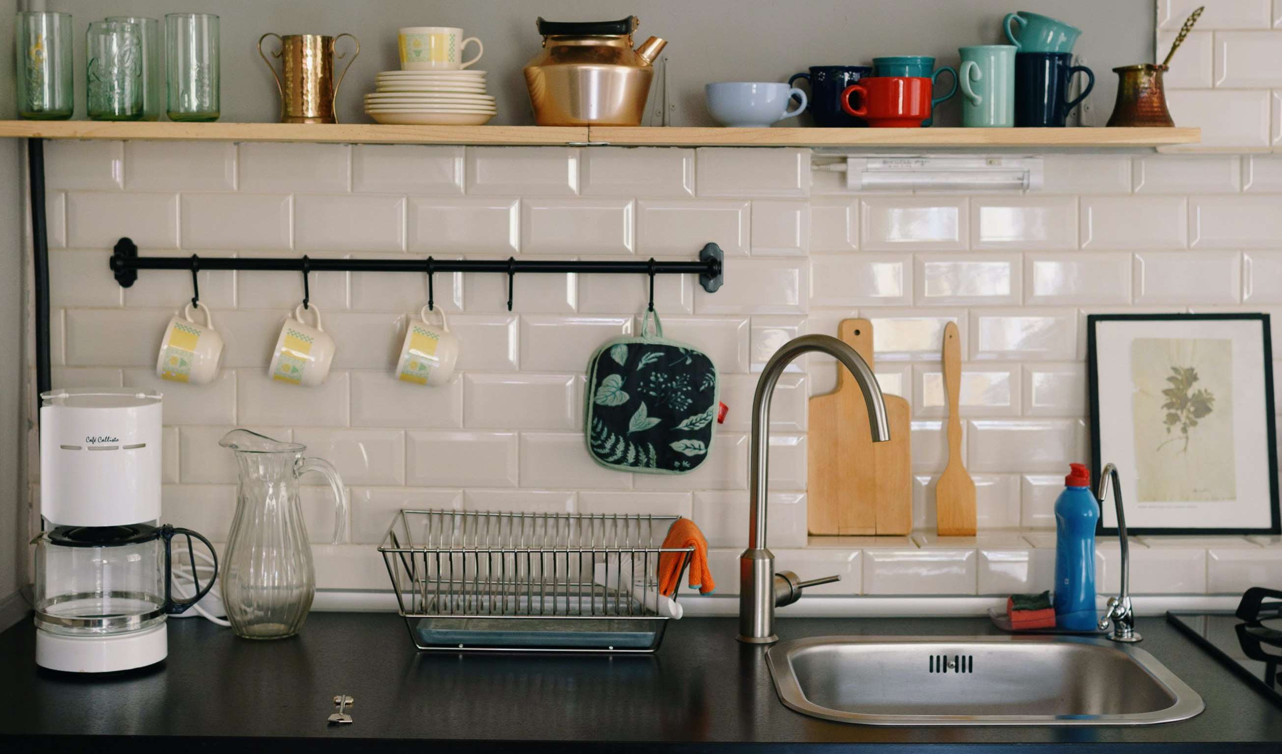 Что нельзя выливать в кухонную раковину: продукты, которые вредят сантехнике