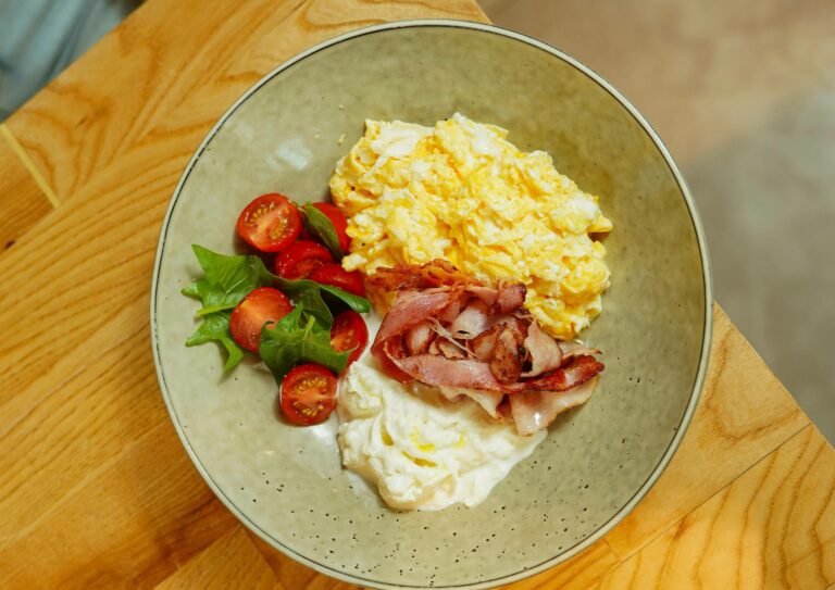 Вкусный завтрак из двух яиц: как приготовить яичницу-скрэмбл - today.ua