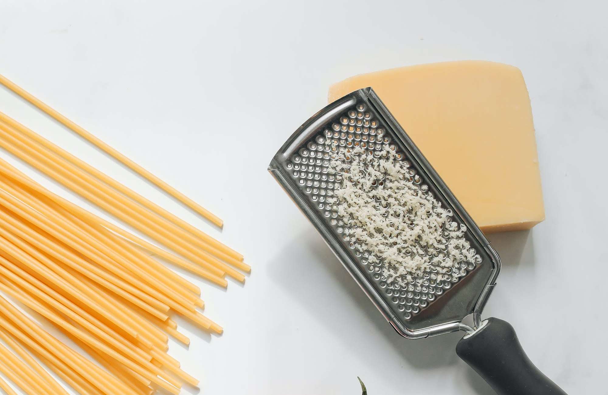 Макарони з сиром та соусом бешамель: рецепт ніжної страви для любителів пасти
