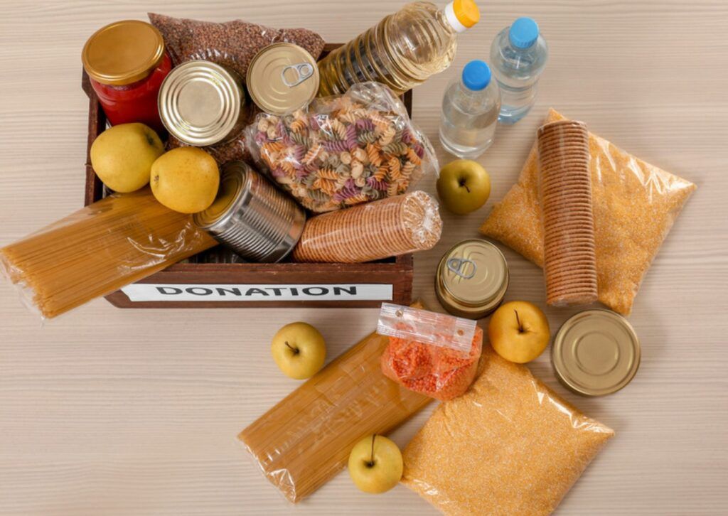 Українцям пропонують отримати гуманітарну допомогу поштою: як можна звернутися до фонду