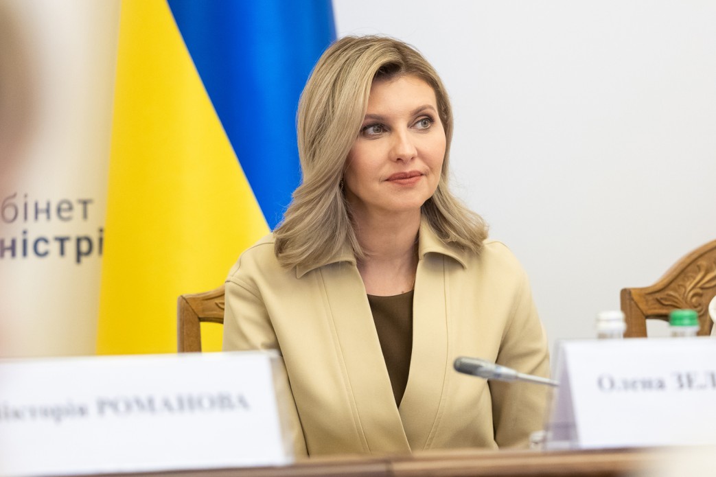 Яскрава блуза та трендові туфлі: Олена Зеленська прибула з робочим візитом у Тернопіль