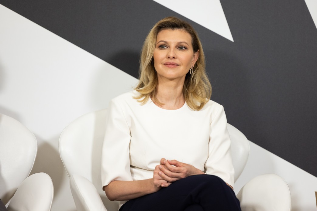 В весенней вышиванке и жакете без воротника: Елена Зеленская совершила новый выход в свет - today.ua