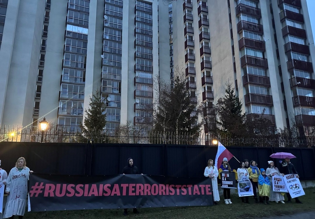 Польські активісти зробили “подарунок“ російському послу у Варшаві: відео