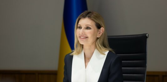 У чорному піджаку та з брошкою у вигляді квітки: Олена Зеленська показала новий діловий образ - today.ua