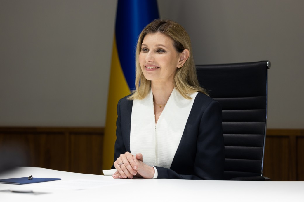 В черном пиджаке и с брошью в виде цветка: Елена Зеленская показала новый деловой образ - today.ua