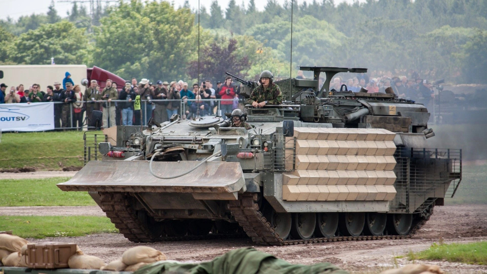 ВСУ использует уникальные британские танки Challenger ARRV 