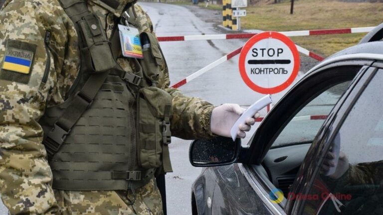 На границе появились мобильные посты ТЦК: забронированным водителям вручают повестки  - today.ua