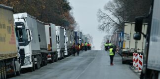 Поляки перестали пропускати навіть вантажі для ЗСУ: українська влада готує відповідь на повну блокаду кордону - today.ua