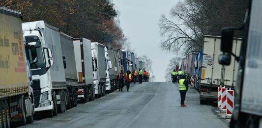 Поляки перестали пропускать даже грузы для ВСУ: украинская власть готовит ответ на полную блокаду границы - today.ua