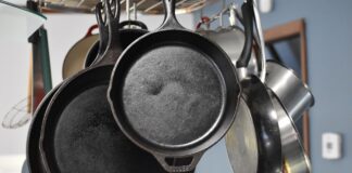 Как легко очистить сковороду от пригоревшего жира: советы опытных хозяек - today.ua