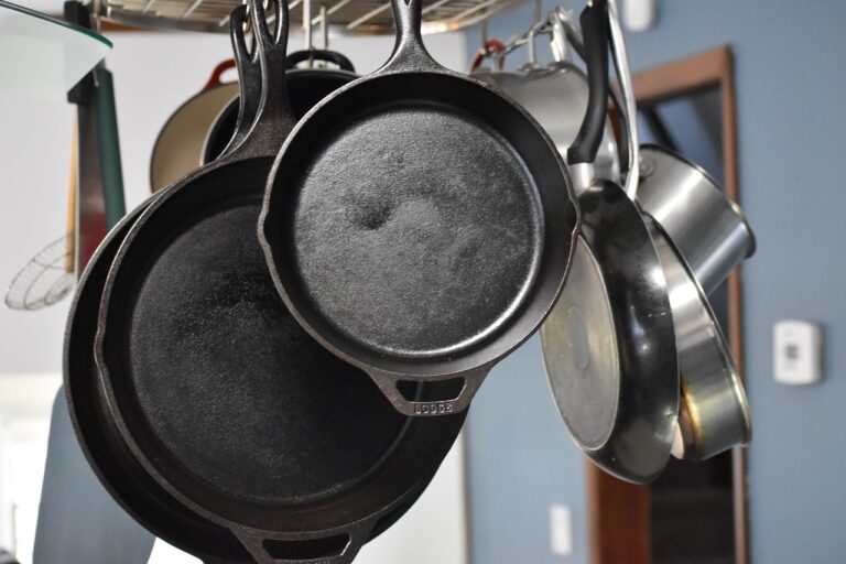 Як легко очистити сковороду від пригорілого жиру: поради досвідчених господинь - today.ua