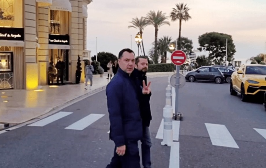 Арестовича заметили в Монако: бывшего советника президента разозлила съемка на видео  