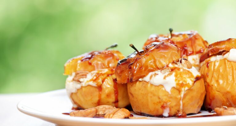 Запеченные яблоки с творогом, изюмом и орехами: рецепт ароматного и полезного десерта - today.ua