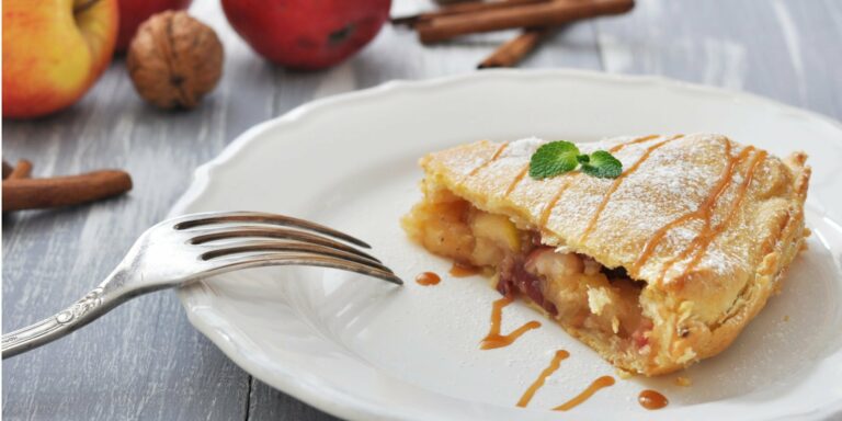 Смачний десерт за пів години: рецепт апетитного пирога з лаваша та яблук - today.ua