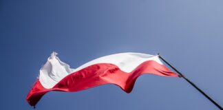 Польские активисты преподнесли “подарок“ российскому послу в Варшаве: видео - today.ua