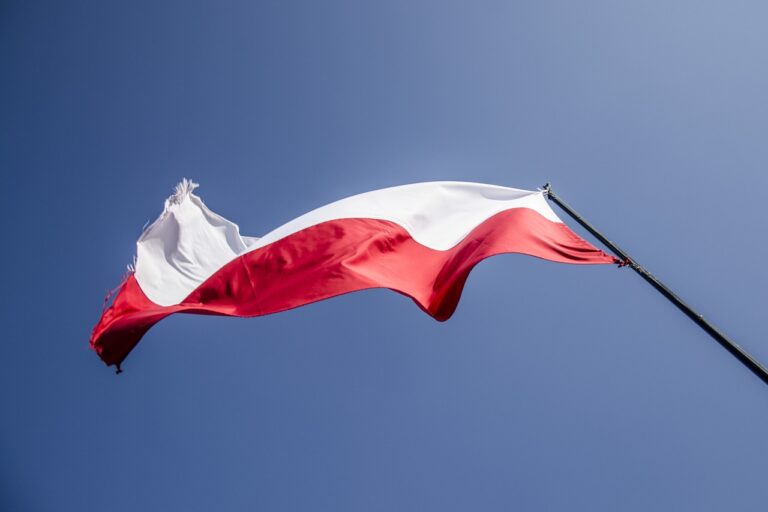 Польские активисты преподнесли “подарок“ российскому послу в Варшаве: видео - today.ua