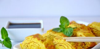 Омлет по-японски: пошаговый рецепт аппетитного тамагояки на завтрак - today.ua