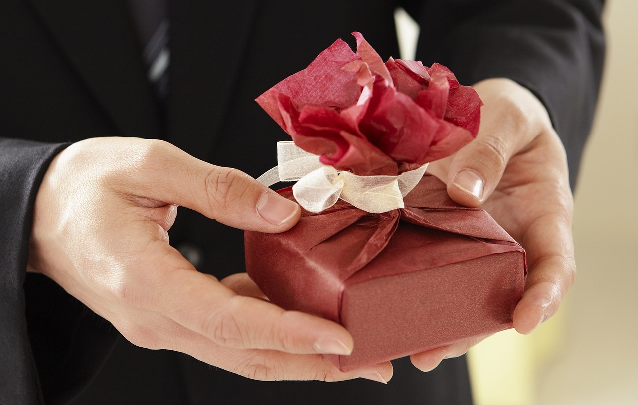Найгірші подарунки на День святого Валентина: чого не варто дарувати коханим
