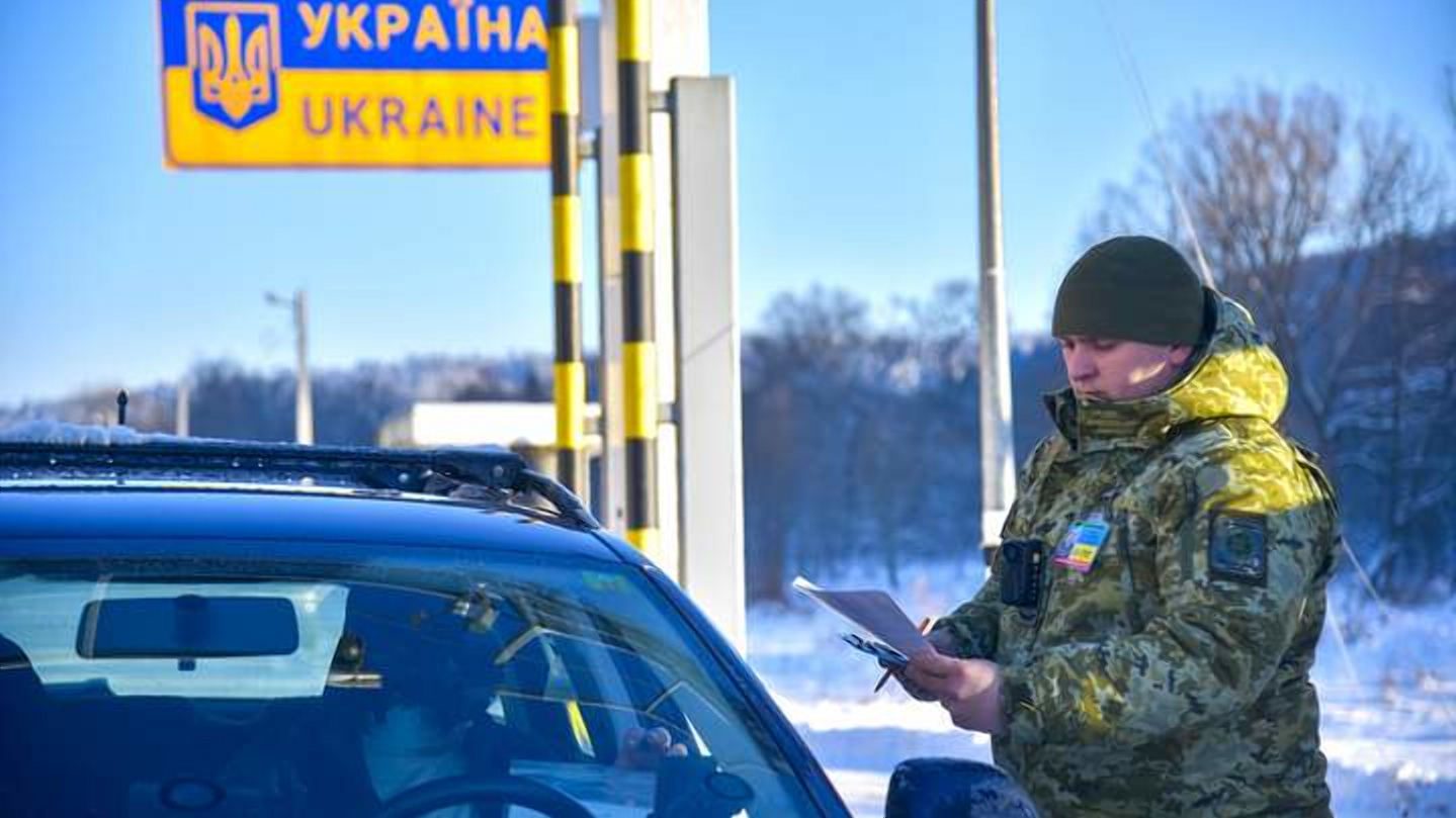В Україну будуть ввозити менше автомобілів через пости ТЦК на кордоні