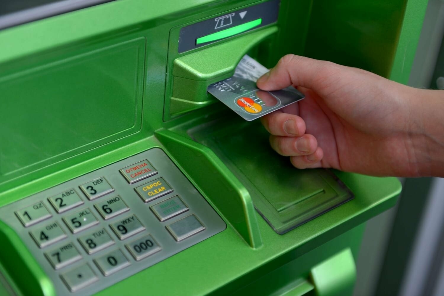 Что делать, если банкомат не отдает карту: поможет нажатие одной кнопки