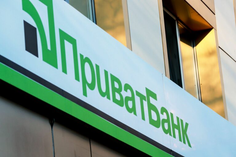 Приватбанк приостановит операции с картами и работу банкоматов: названа причина - today.ua