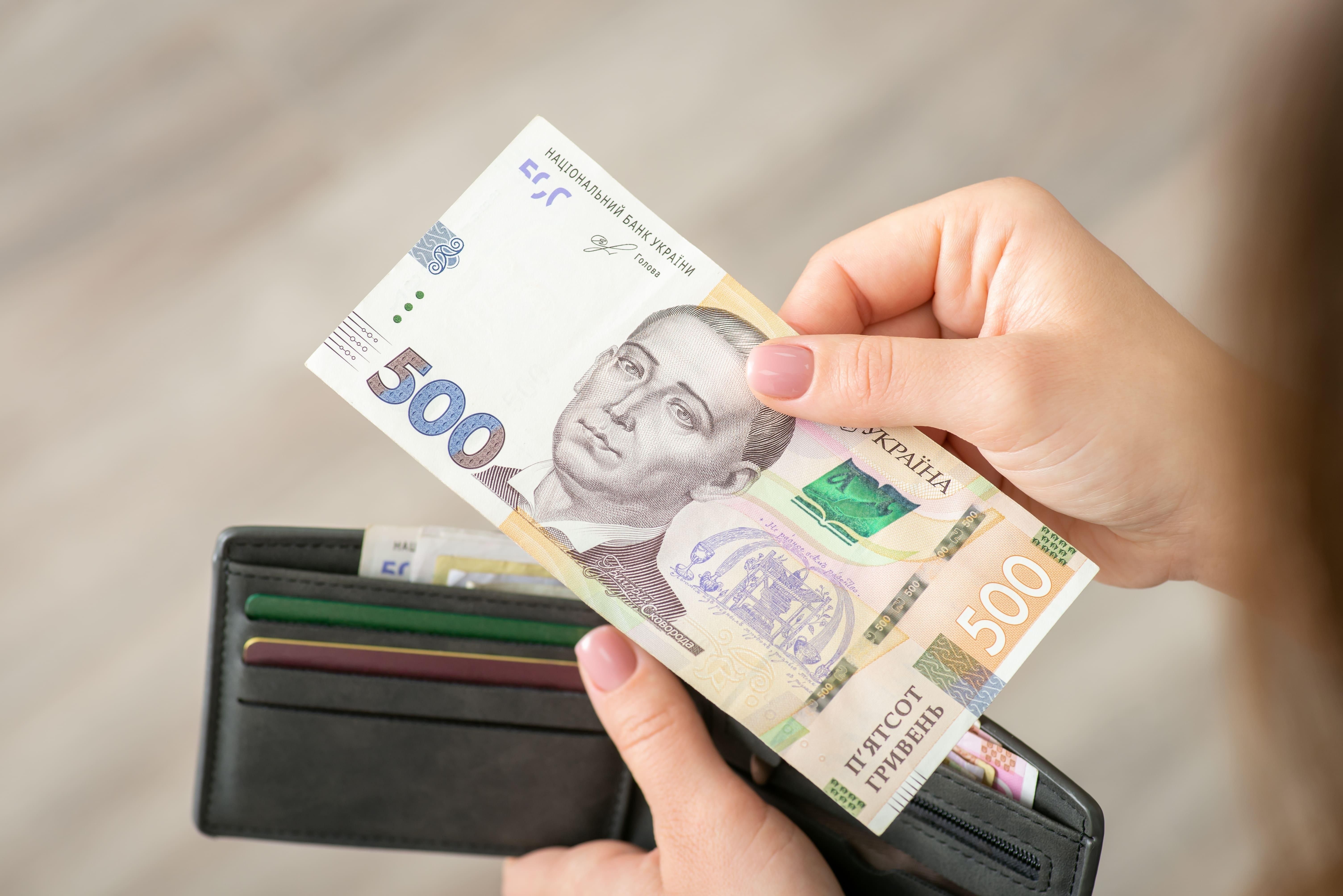 Украинцам предлагают единоразовую денежную помощь: кто и как может обратиться в фонд
