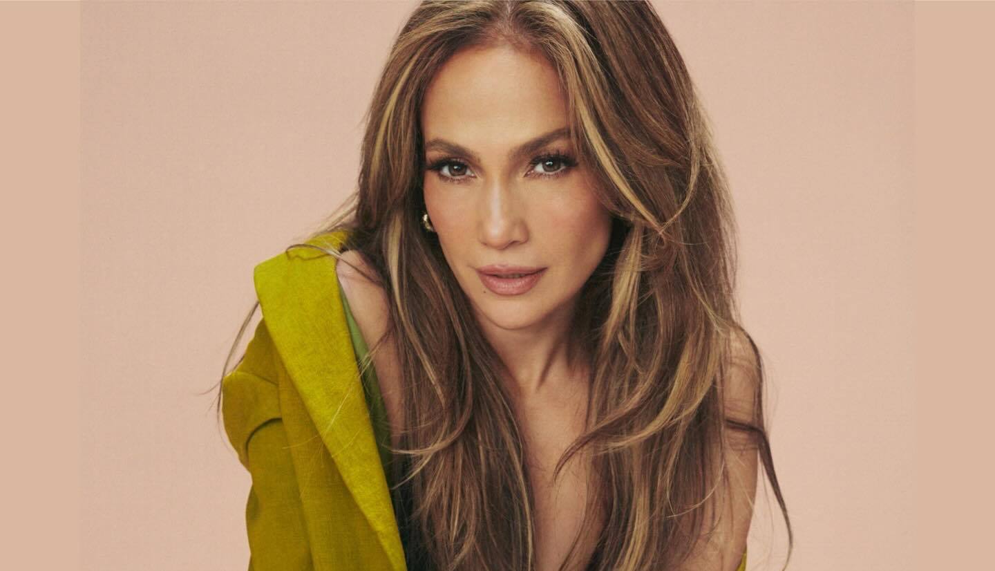 В прозрачном платье и без белья: Дженнифер Лопес произвела фурор на красной дорожке