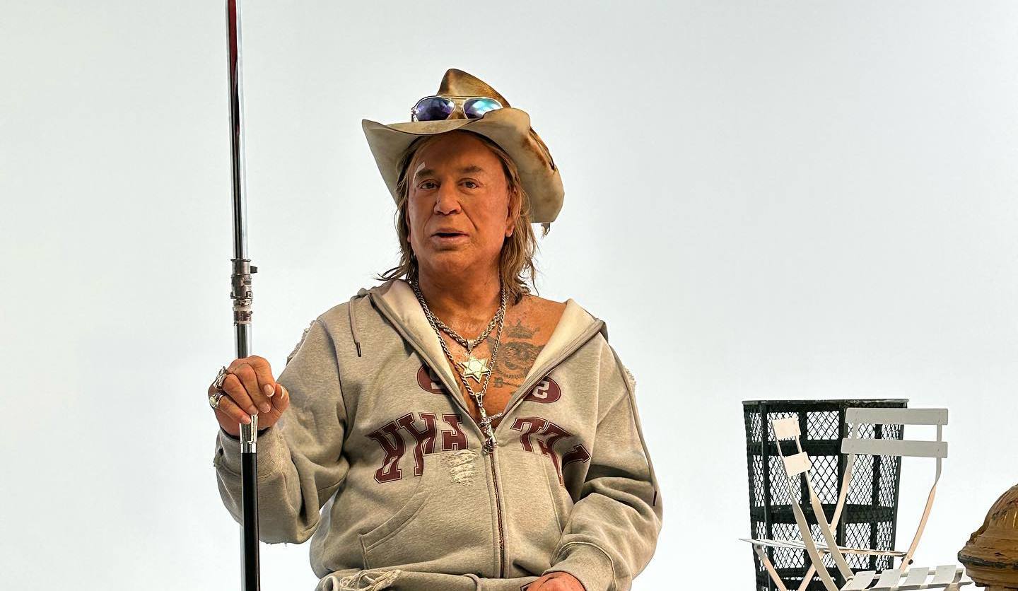 Микки Рурк показал видео с Залужным и призвал поклонников помочь Украине