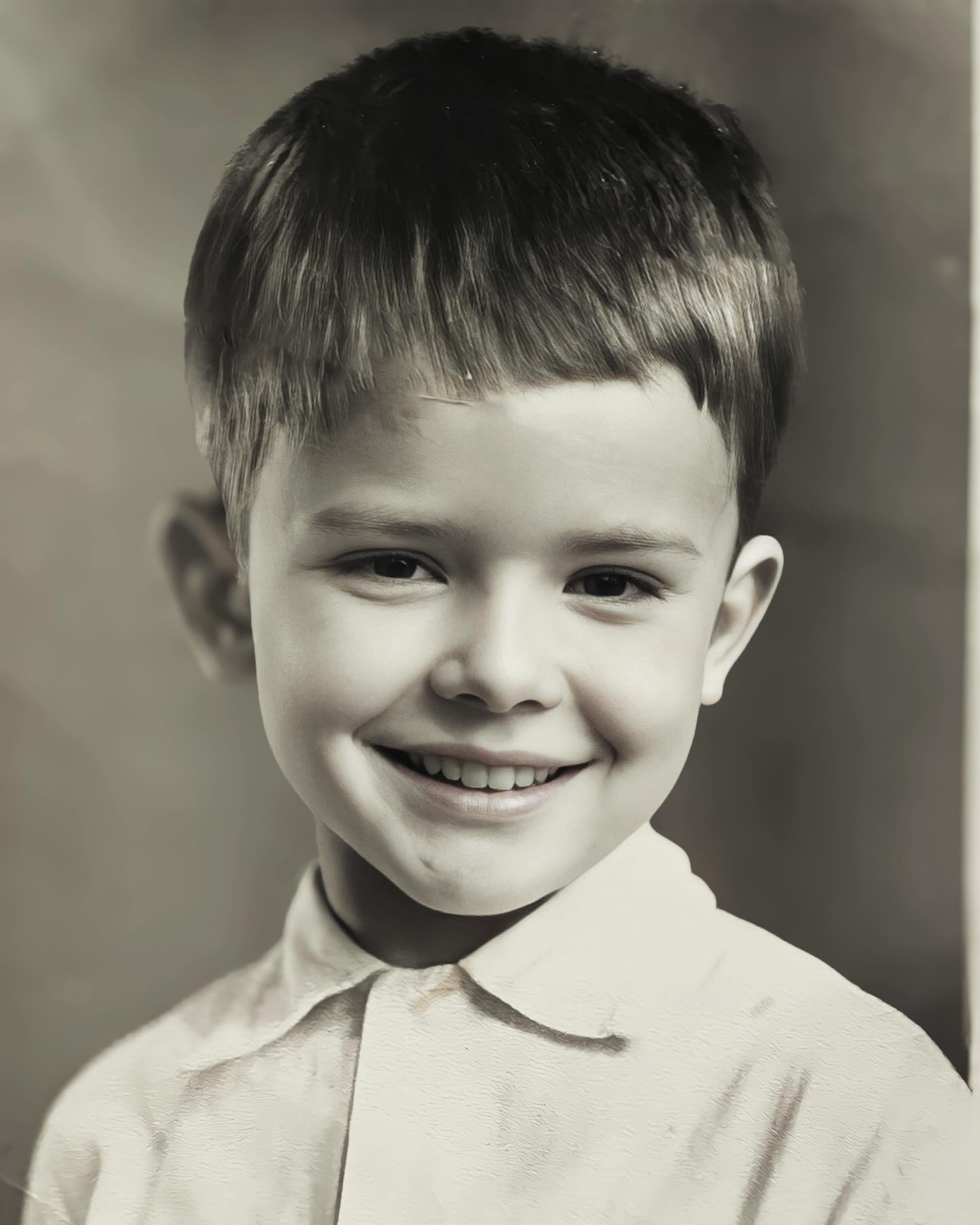 Андрей Данилко поделился редким фото из детства: “Какой красивый мальчик“