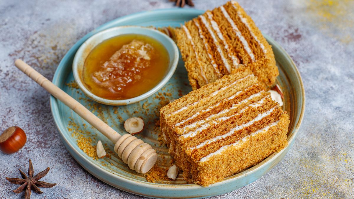Лінивий торт “Медовик“: як приготувати смачний десерт без особливих зусиль